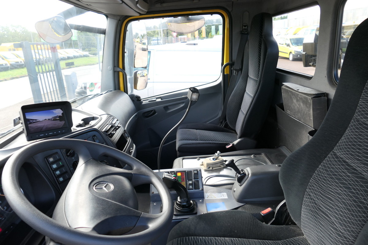 Interior photo 1: 集装箱运输车/ 可拆卸车身的卡车 MERCEDES-BENZ KAMAG WBH 25 Wiesel Terberg Umsetzfahrz. Sattelk Interior photo 1: 集装箱运输车/ 可拆卸车身的卡车 MERCEDES-BENZ KAMAG WBH 25 Wiesel Terberg Umsetzfahrz. Sattelk