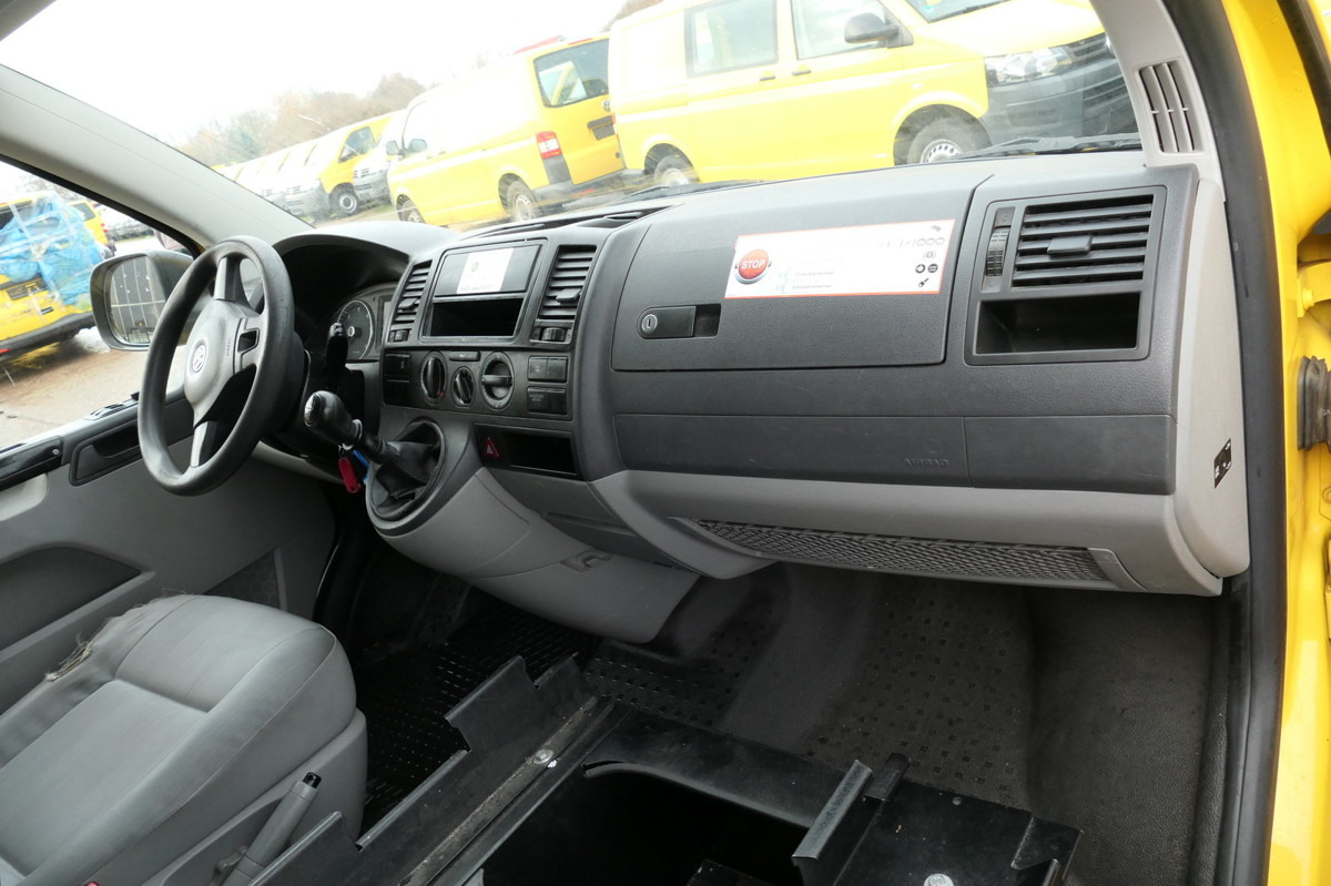 Interior photo 1: VW T5 Transporter 2.0 TDI 2xSCHIEBETÜR PARKTRONIK E 租赁 VW T5 Transporter 2.0 TDI 2xSCHIEBETÜR PARKTRONIK E