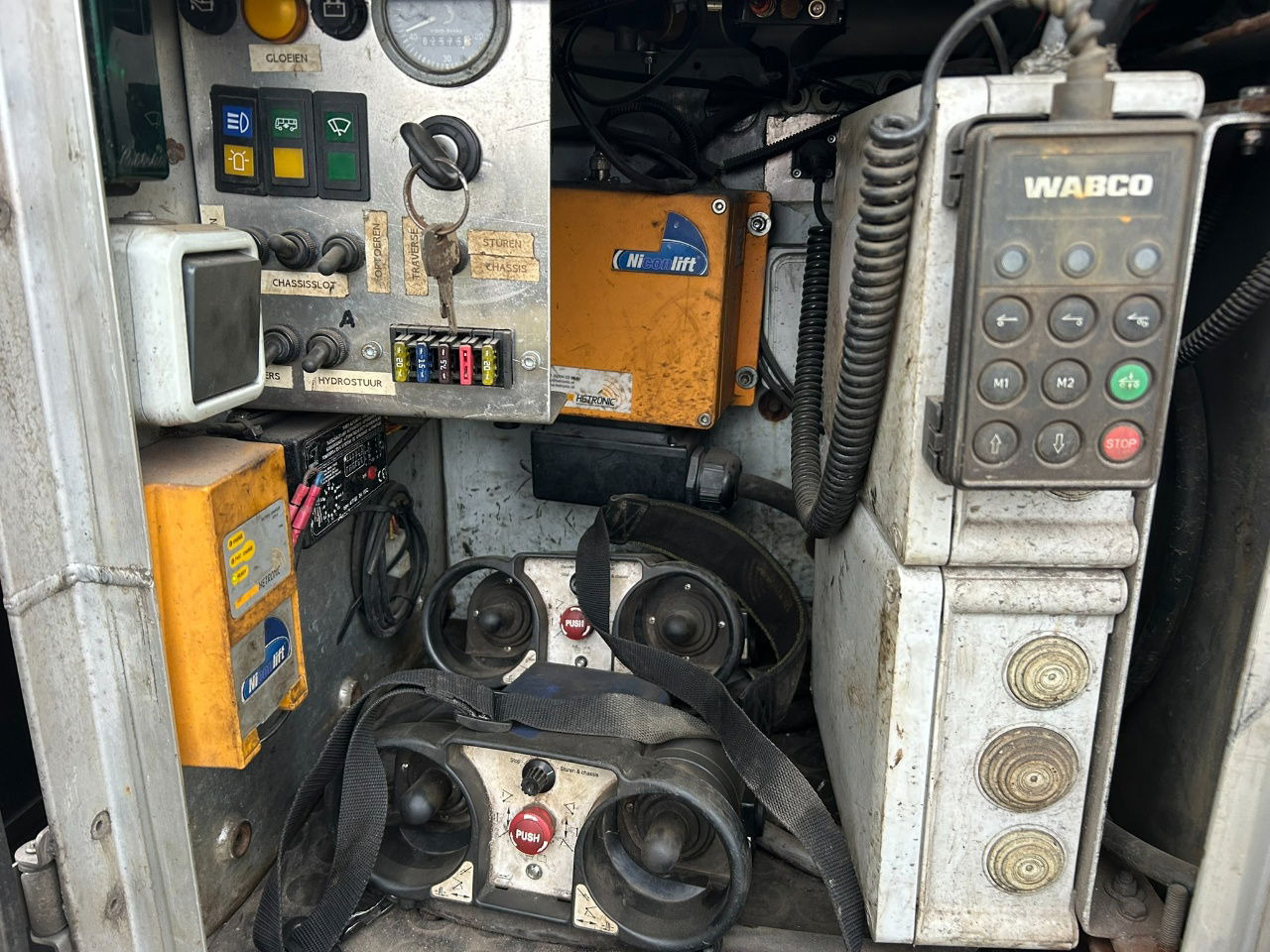 Hammar 195 HC / 20 ft, 2 x 20 ft 40 ft HC, power pack Diesel, Wireless controller 2 x, telescopic chassis - 集装箱运输车/ 可拆卸车身的半拖车:图5 Hammar 195 HC / 20 ft, 2 x 20 ft 40 ft HC, power pack Diesel, Wireless controller 2 x, telescopic chassis - 集装箱运输车/ 可拆卸车身的半拖车:图5