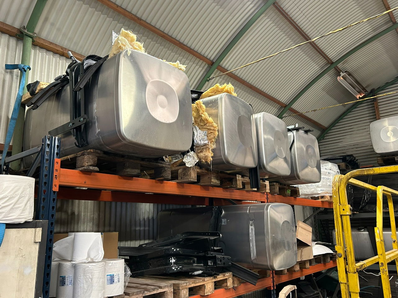 MAN 4 x Man 710 ltr tank orgineel / incl steunen / parts nr 81.12201-6949 160x70 - 燃料箱:图2 MAN 4 x Man 710 ltr tank orgineel / incl steunen / parts nr 81.12201-6949 160x70 - 燃料箱:图2