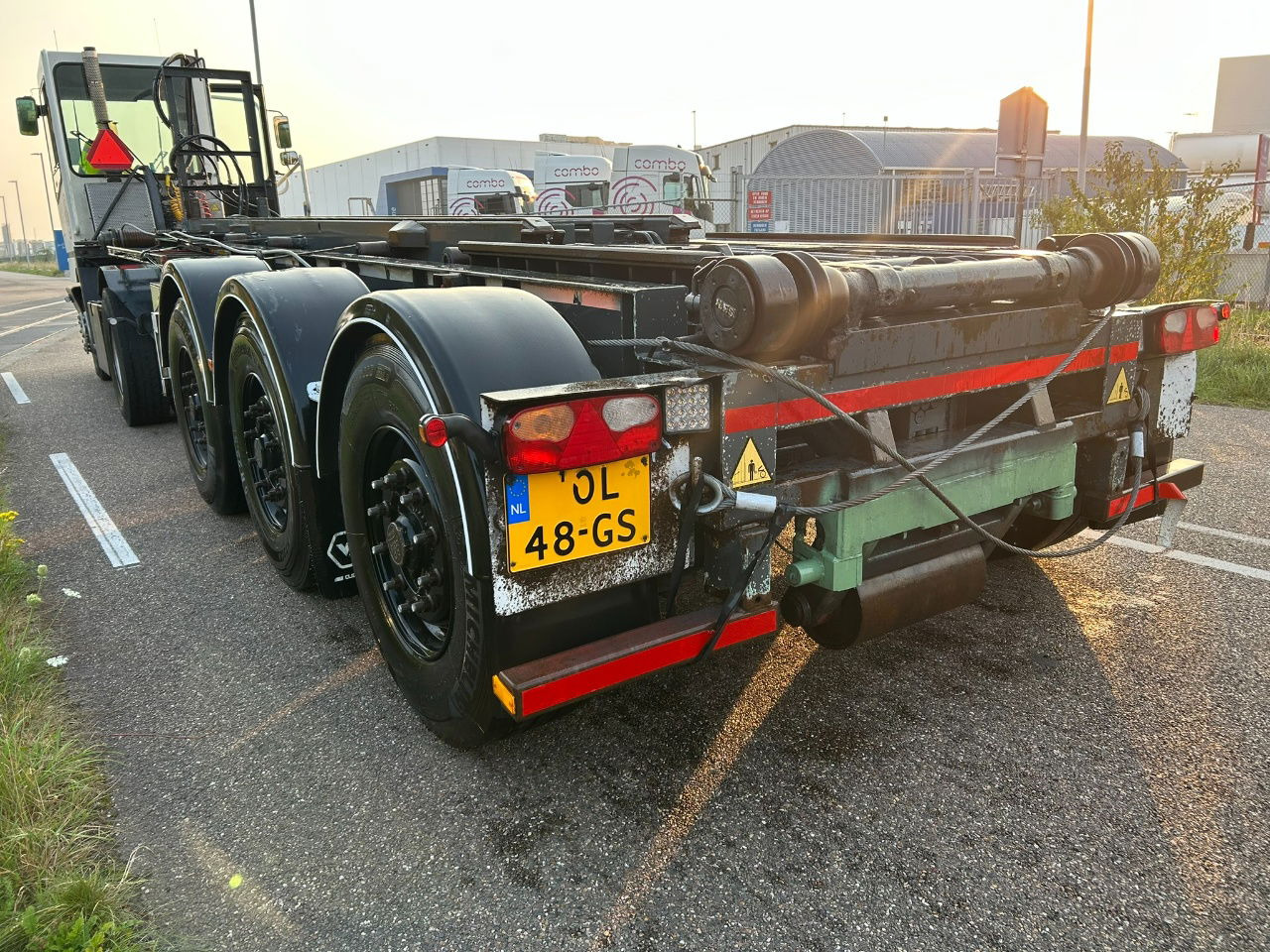 Van Hool Cable system 90 tipping / disc brakes bpw / lifting axle / remote control - 集装箱运输车/ 可拆卸车身的半拖车:图3 Van Hool Cable system 90 tipping / disc brakes bpw / lifting axle / remote control - 集装箱运输车/ 可拆卸车身的半拖车:图3