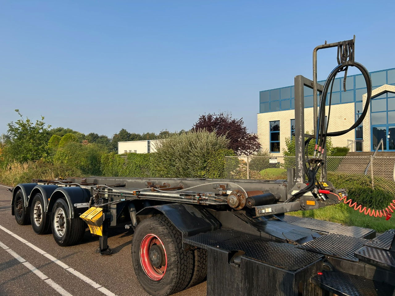Van Hool Cable system 90 tipping / disc brakes bpw / lifting axle / remote control - 集装箱运输车/ 可拆卸车身的半拖车:图1 Van Hool Cable system 90 tipping / disc brakes bpw / lifting axle / remote control - 集装箱运输车/ 可拆卸车身的半拖车:图1