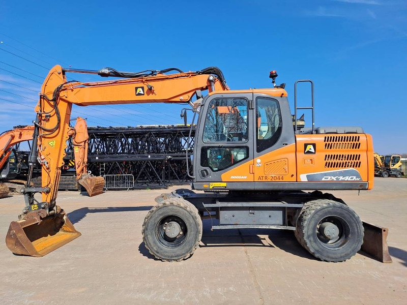 Doosan DX140W-5 - 轮式挖掘机:图1 Doosan DX140W-5 - 轮式挖掘机:图1