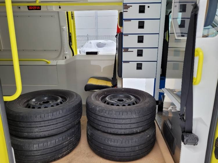 FORD TRANSIT 2,0TDI AMBULANCE KLIMA 4.2018 EURO 6, 3 UNITS - 救护车:图5 FORD TRANSIT 2,0TDI AMBULANCE KLIMA 4.2018 EURO 6, 3 UNITS - 救护车:图5