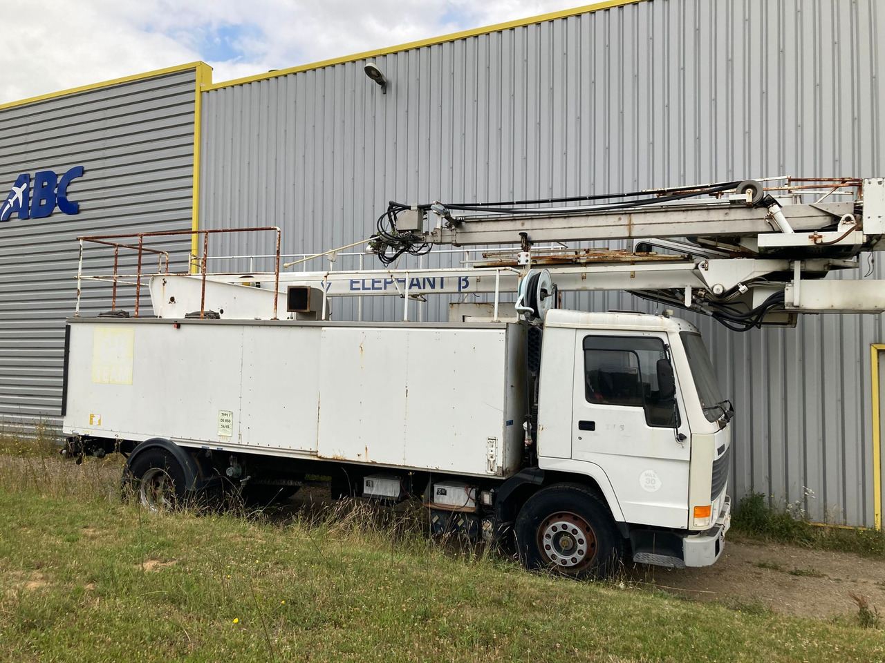 Vestergaard Deicer Elephant Beta on Volvo Chassis - 飞机除冰车:图1 Vestergaard Deicer Elephant Beta on Volvo Chassis - 飞机除冰车:图1
