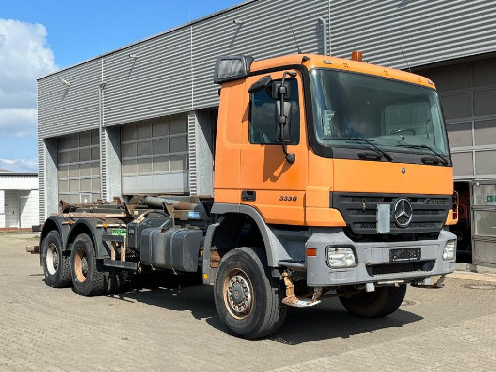 Mercedes-Benz Actros 3336 AK 6x6 Abrollkipper org. nur 84TKM - 吊钩升降车:图2 Mercedes-Benz Actros 3336 AK 6x6 Abrollkipper org. nur 84TKM - 吊钩升降车:图2