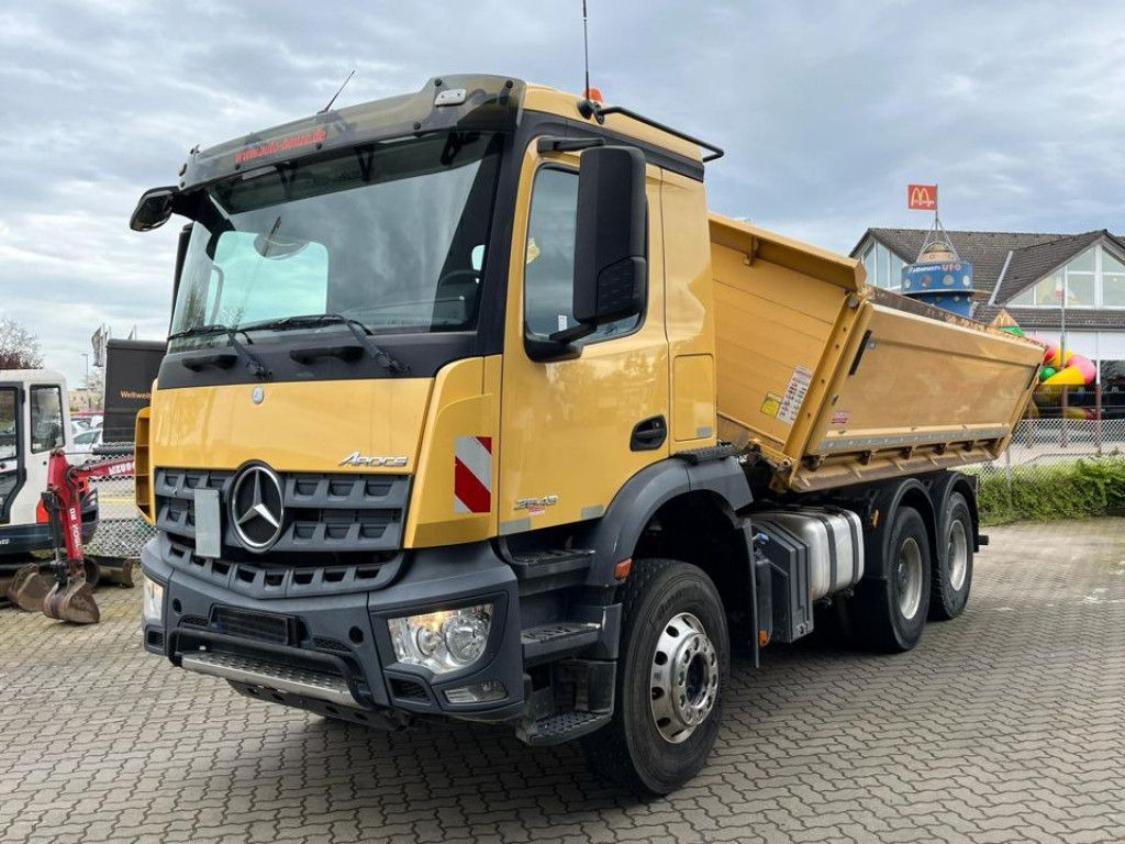 Mercedes-Benz Arocs 2643 K 6x4 3-Achs Kipper Blatt/Blatt, AP A - 翻斗车:图1 Mercedes-Benz Arocs 2643 K 6x4 3-Achs Kipper Blatt/Blatt, AP A - 翻斗车:图1