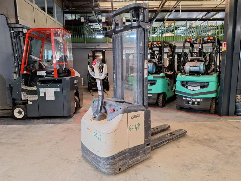 Crown ES4000-1.6 - 堆垛机:图1 Crown ES4000-1.6 - 堆垛机:图1