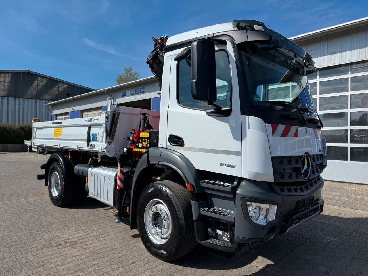 Mercedes-Benz AROCS 1832 4x2 Euro 6 Kipper Kran FASSI F120FB - 起重车:图1 Mercedes-Benz AROCS 1832 4x2 Euro 6 Kipper Kran FASSI F120FB - 起重车:图1