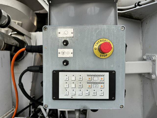 Mercedes-Benz AROCS 3243 8x4 Euro 6 Pumi Putzmeister TMM 24-3 - 搅拌泵卡车:图3 Mercedes-Benz AROCS 3243 8x4 Euro 6 Pumi Putzmeister TMM 24-3 - 搅拌泵卡车:图3