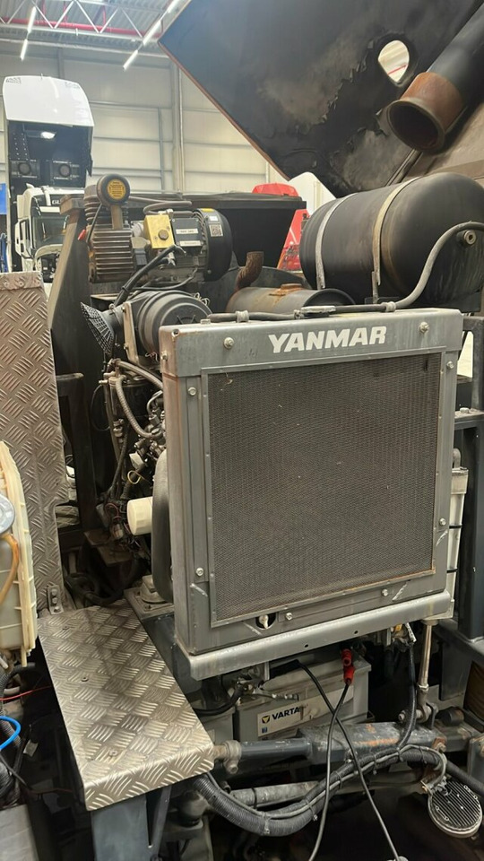 Mitsubishi Canter FUSO Kehrmaschine BROCK SL140 4 m³ - 道路清扫机:图2 Mitsubishi Canter FUSO Kehrmaschine BROCK SL140 4 m³ - 道路清扫机:图2