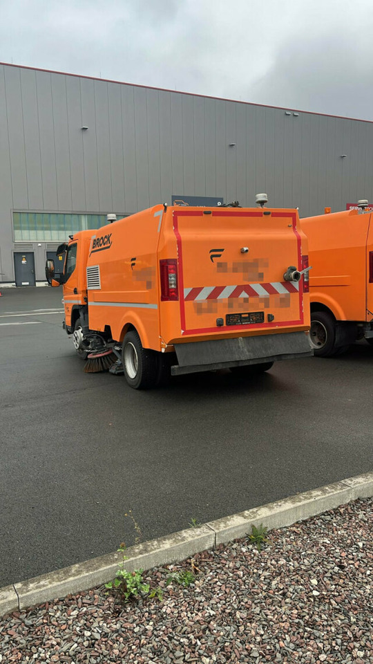 Mitsubishi Canter FUSO Kehrmaschine BROCK SL140 4 m³ - 道路清扫机:图5 Mitsubishi Canter FUSO Kehrmaschine BROCK SL140 4 m³ - 道路清扫机:图5