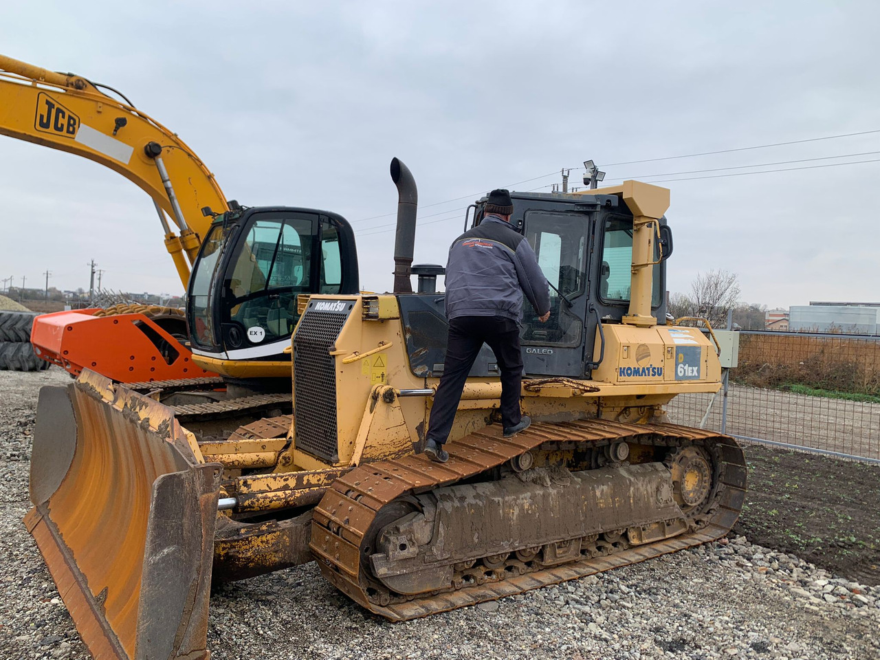 KOMATSU D61EX-15 - 推土机:图3 KOMATSU D61EX-15 - 推土机:图3