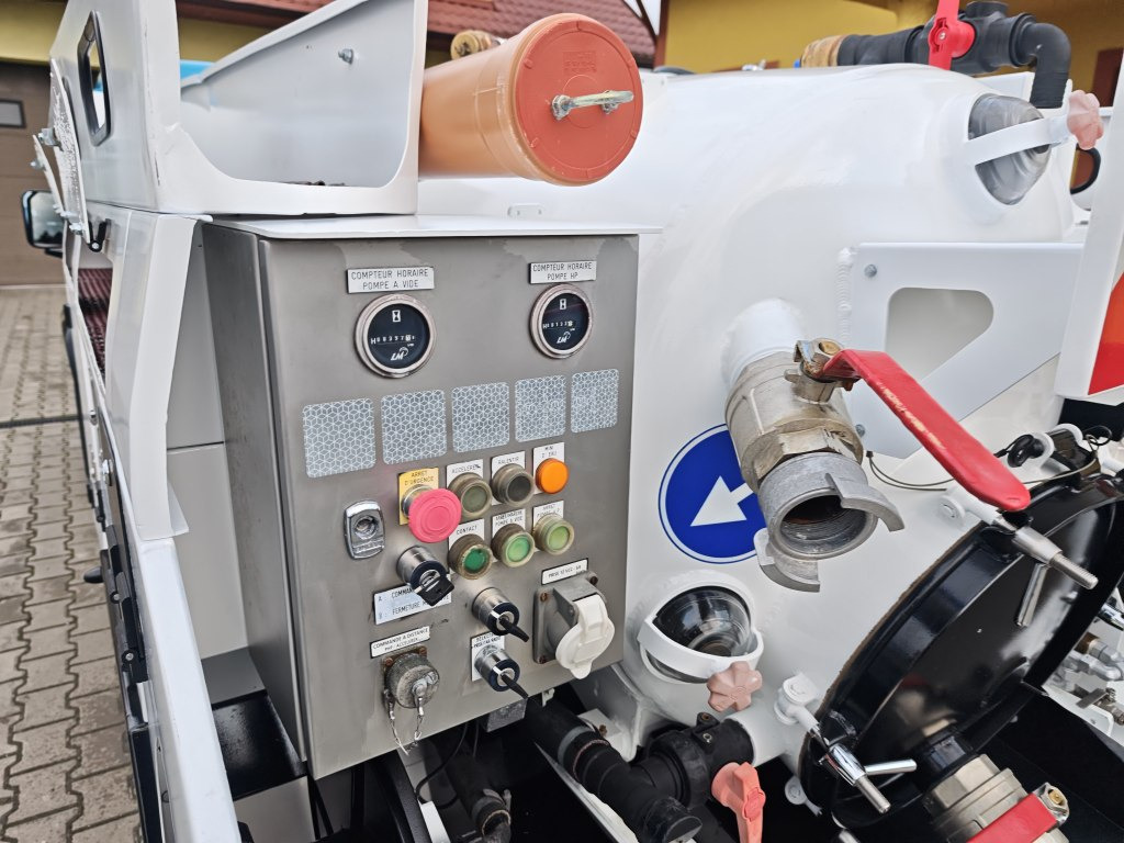 真空车 Land Rover Defender VAACUM truck canalisation cleaner：图35