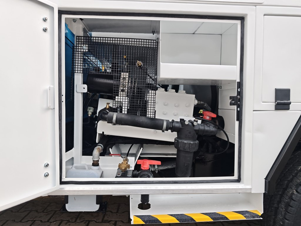 真空车 Land Rover Defender VAACUM truck canalisation cleaner：图24