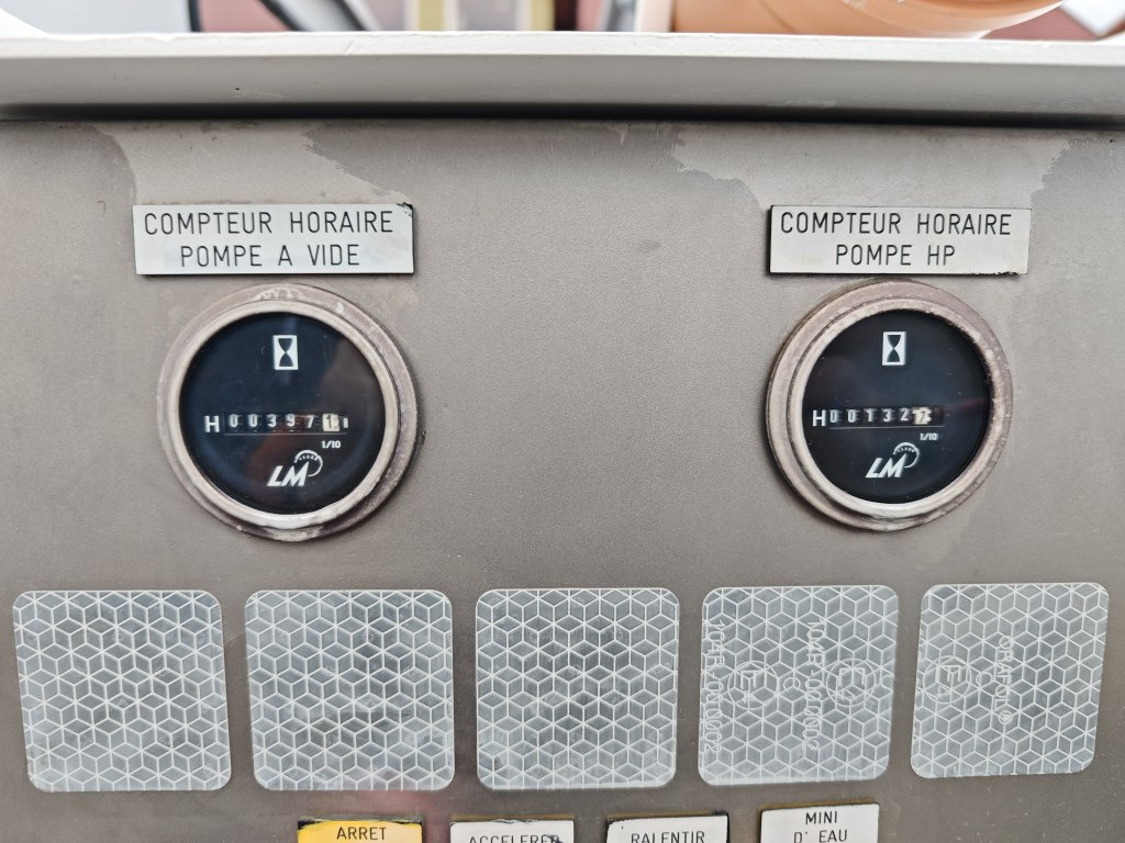 真空车 Land Rover Defender VAACUM truck canalisation cleaner：图37