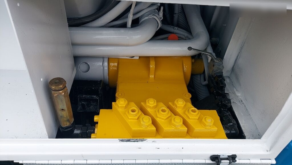 真空车 Toyota Land Cruiser COMBI HYDRO CLEANER 4x4：图17