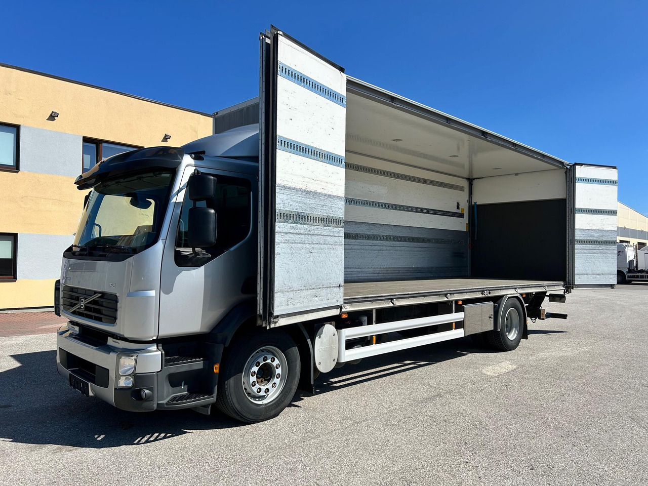 VOLVO FE260 - 厢式卡车:图3 VOLVO FE260 - 厢式卡车:图3