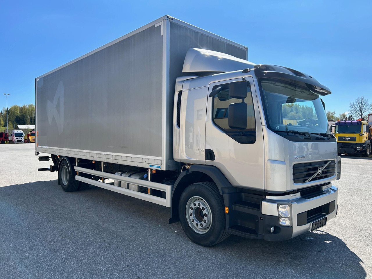 VOLVO FE260 - 厢式卡车:图1 VOLVO FE260 - 厢式卡车:图1