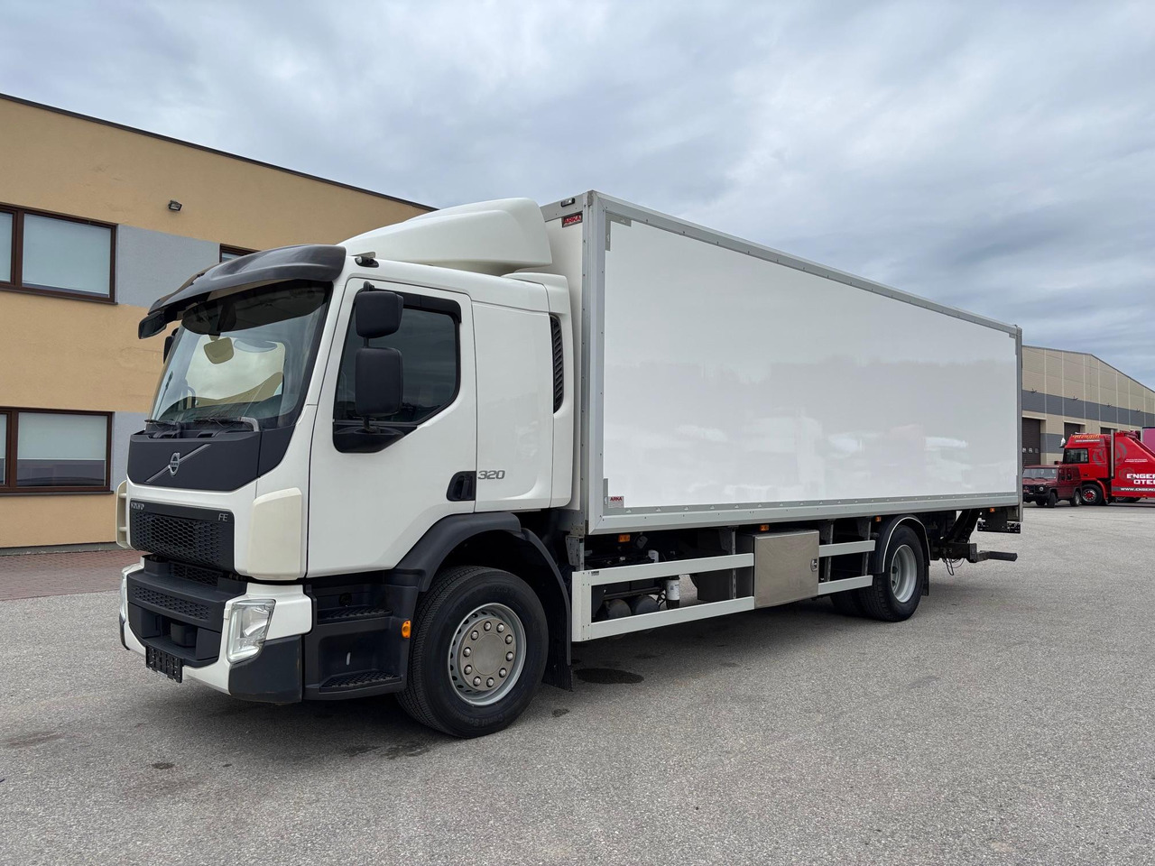 VOLVO FE320 - 厢式卡车:图3 VOLVO FE320 - 厢式卡车:图3