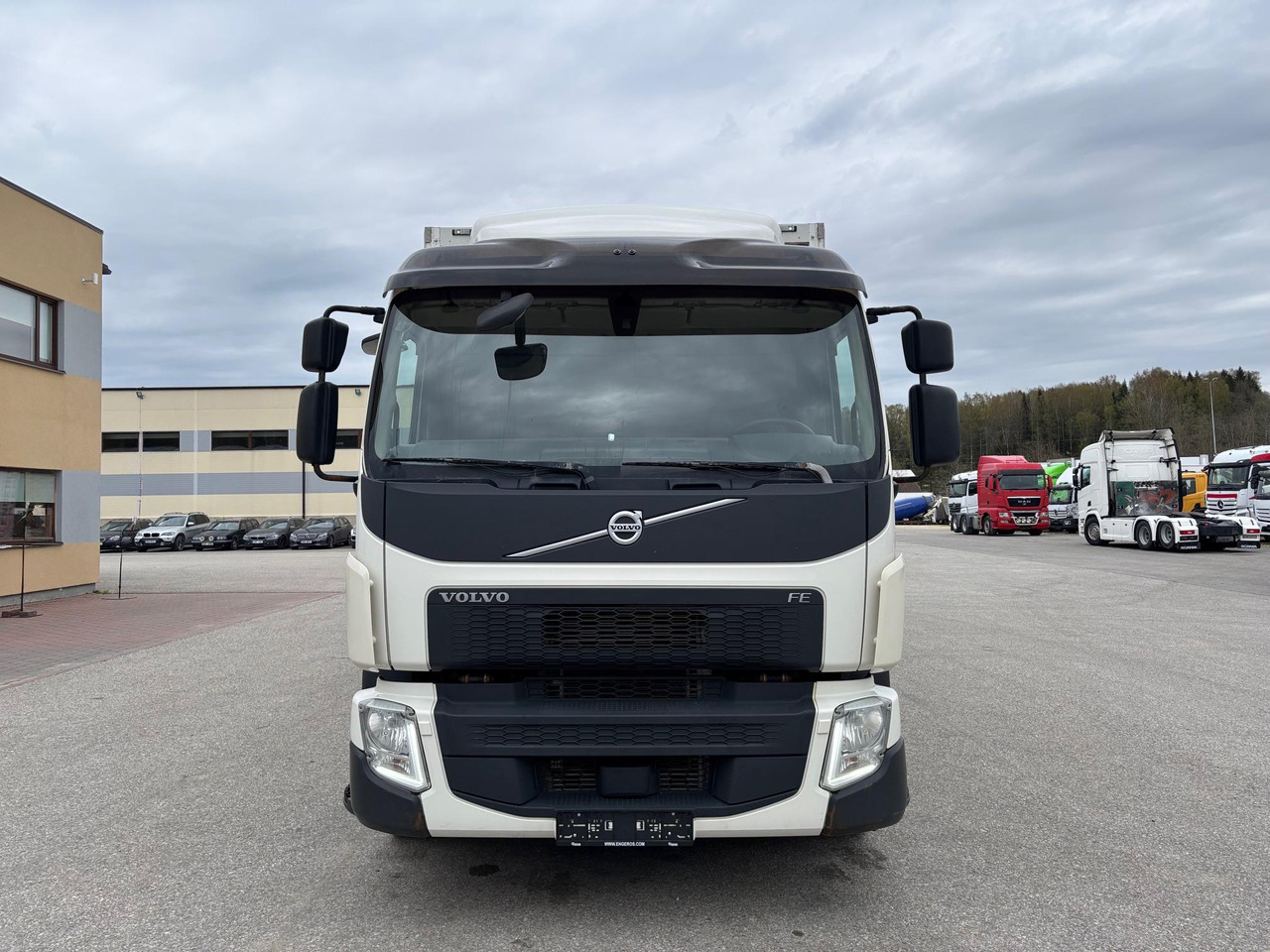 VOLVO FE320 - 厢式卡车:图2 VOLVO FE320 - 厢式卡车:图2