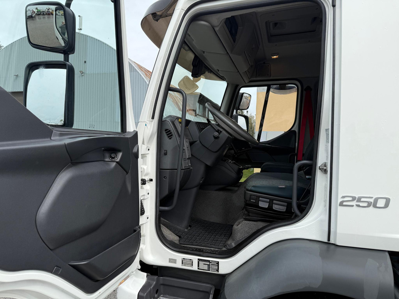 VOLVO FL250 - 厢式卡车:图4 VOLVO FL250 - 厢式卡车:图4
