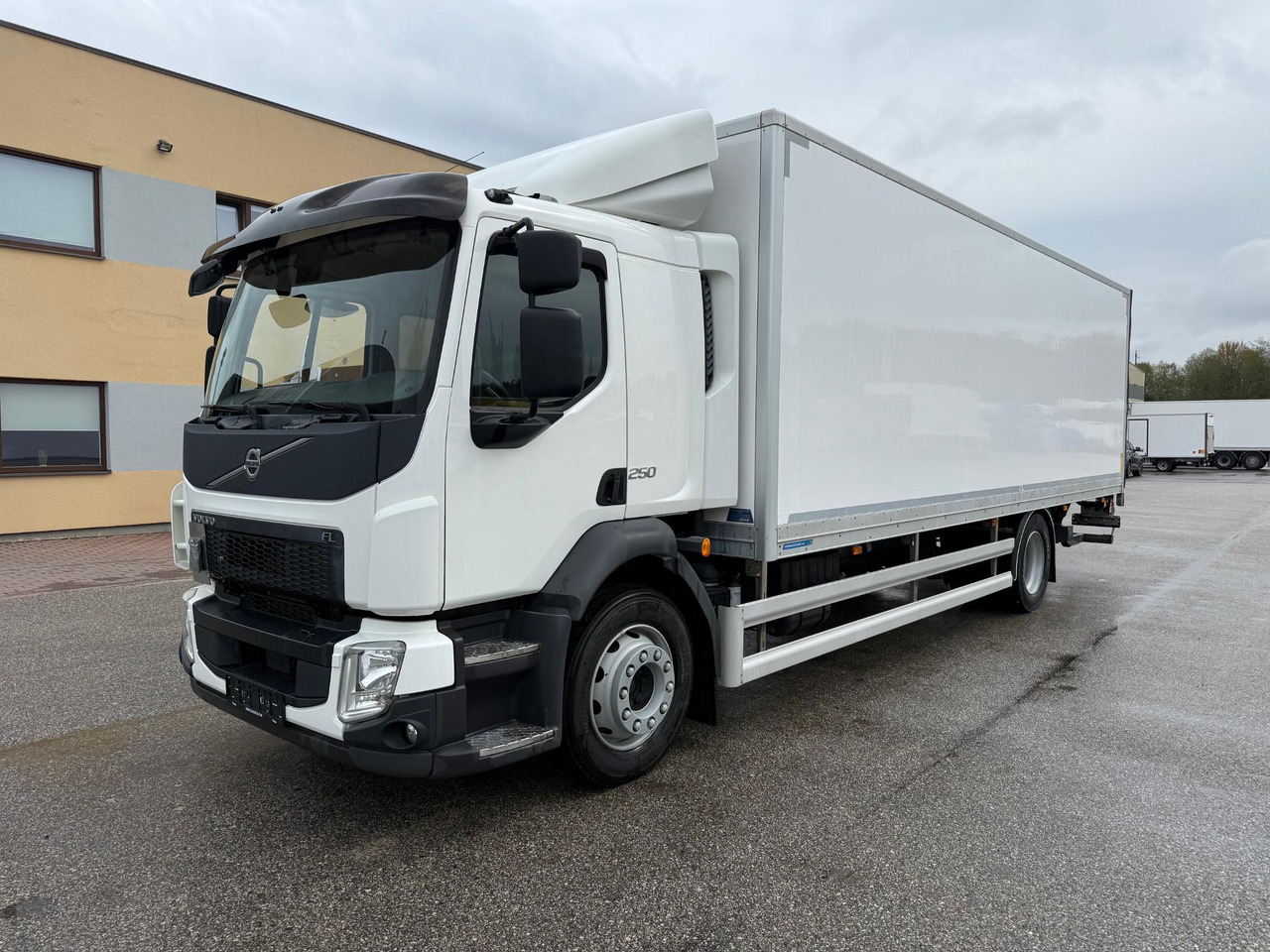 VOLVO FL250 - 厢式卡车:图2 VOLVO FL250 - 厢式卡车:图2