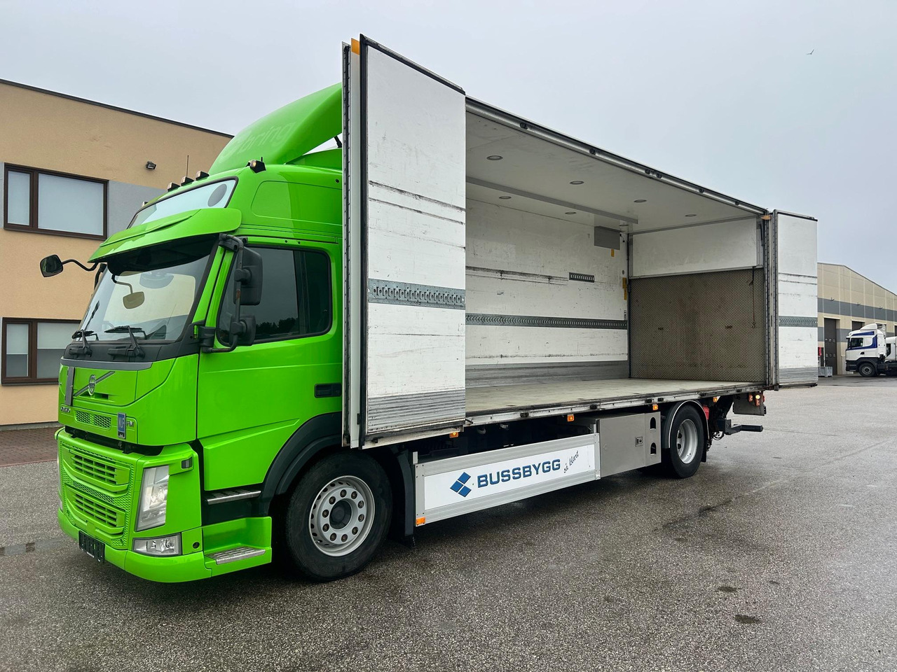 VOLVO FM330 - 厢式卡车:图3 VOLVO FM330 - 厢式卡车:图3