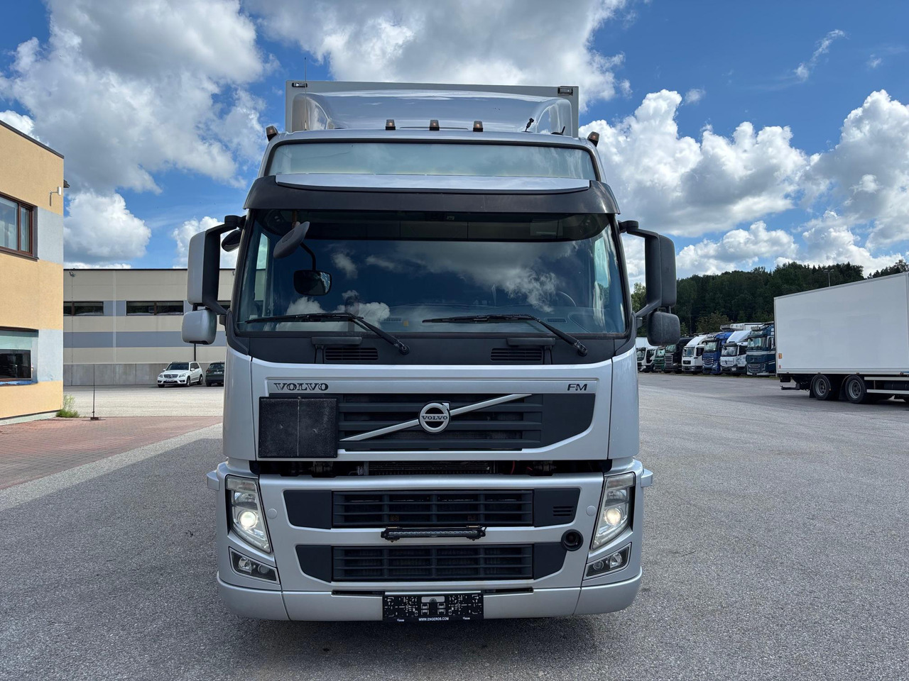 VOLVO FM330 - 厢式卡车:图2 VOLVO FM330 - 厢式卡车:图2