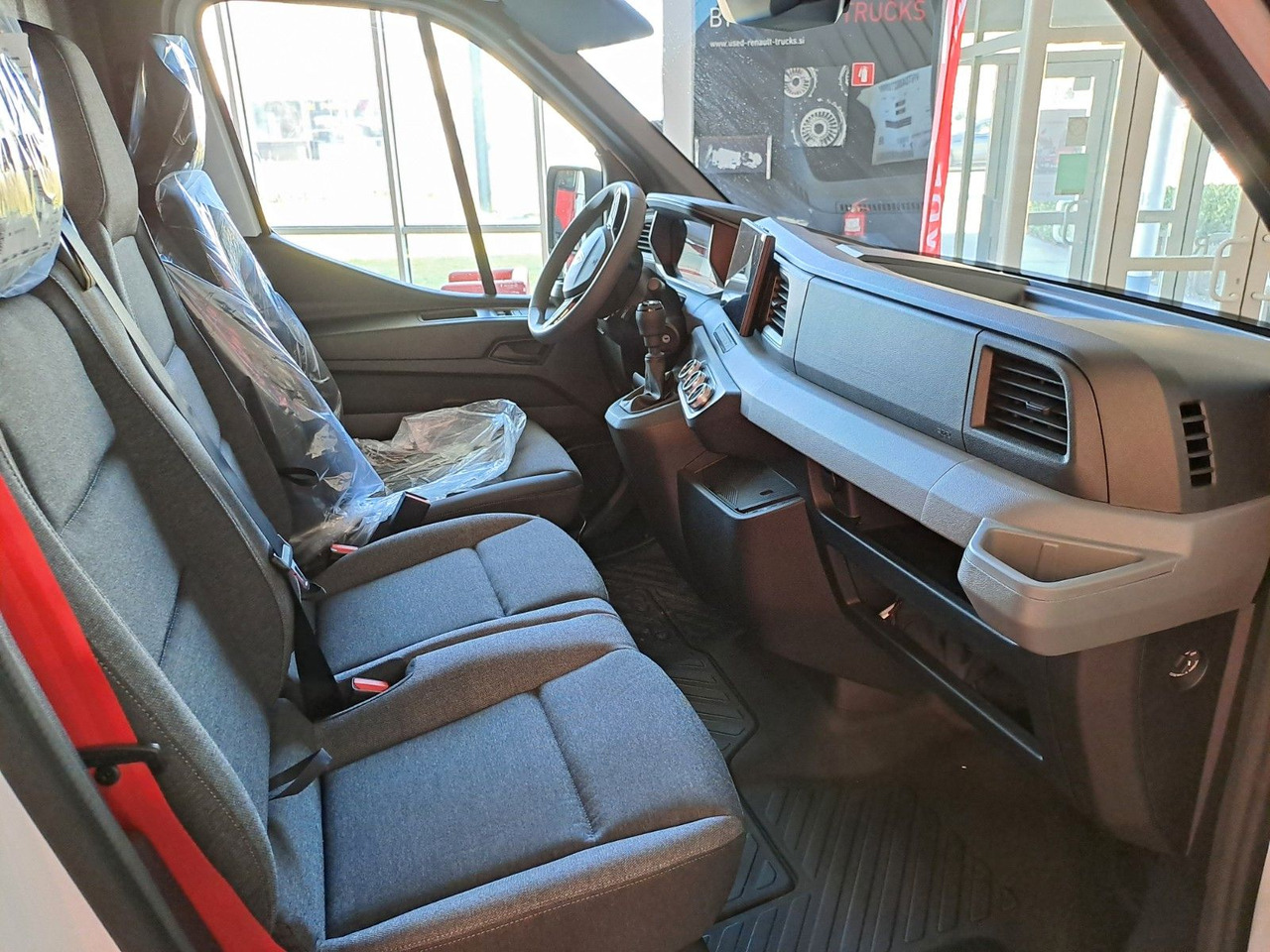 Renault Master L2H2 150 - NAV Klimaaut. Holzb. 270° - 无侧窗厢式货车:图5 Renault Master L2H2 150 - NAV Klimaaut. Holzb. 270° - 无侧窗厢式货车:图5