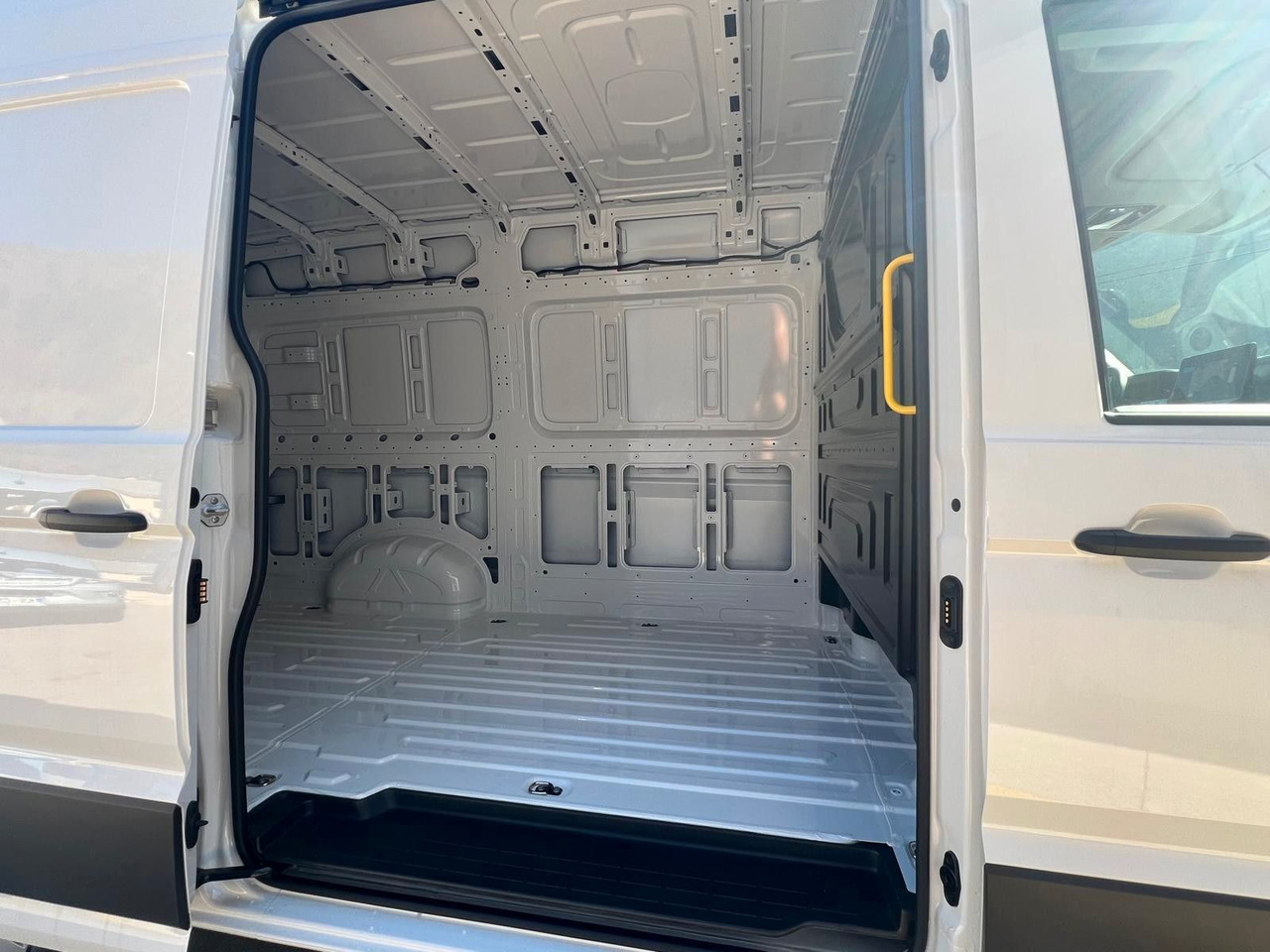 Volkswagen Crafter Kasten 35 L3H3 140 Kamera-Temp-Lager - 无侧窗厢式货车:图4 Volkswagen Crafter Kasten 35 L3H3 140 Kamera-Temp-Lager - 无侧窗厢式货车:图4