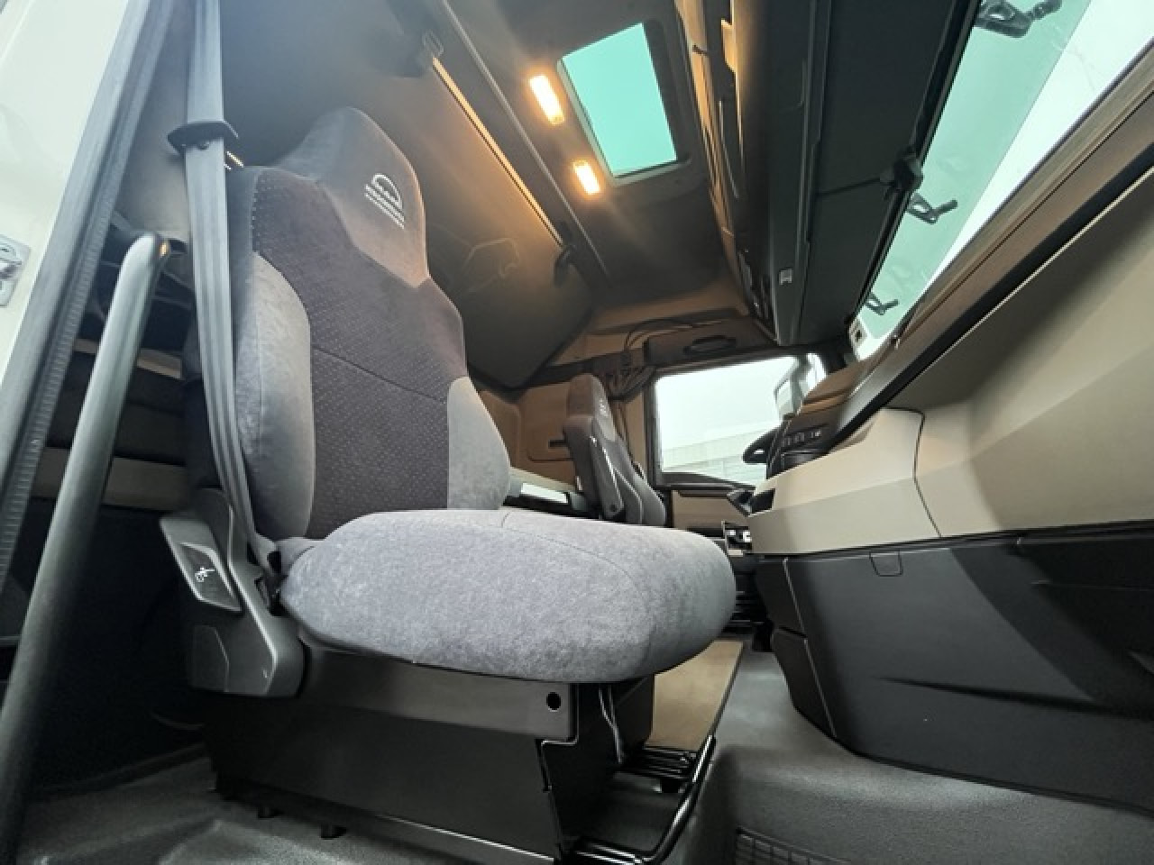 MAN TGX 18.470 4x2 BLS Euro6 Retarder Klima Luftfeder - 牵引车:图2 MAN TGX 18.470 4x2 BLS Euro6 Retarder Klima Luftfeder - 牵引车:图2