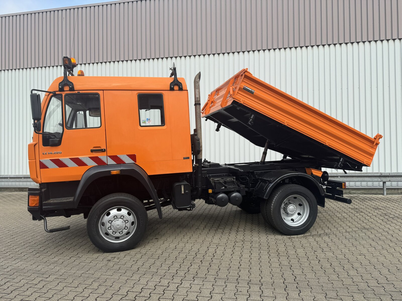 Interior photo 1: 翻斗车 MAN 14.225 LAK 4x4 BB Doka 14.225 LAK 4x4 BB Doka, Winterdienstausstattung Interior photo 1: 翻斗车 MAN 14.225 LAK 4x4 BB Doka 14.225 LAK 4x4 BB Doka, Winterdienstausstattung