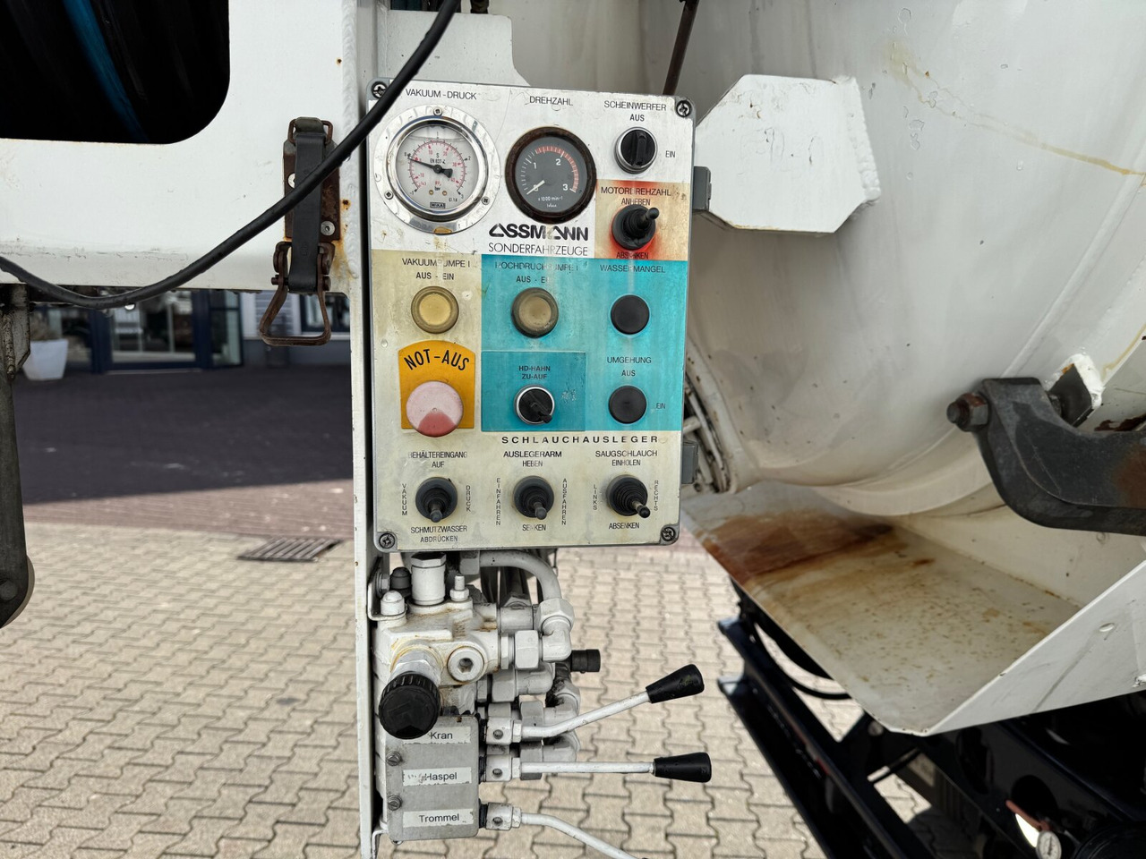 Interior photo 1: 卡车 MAN TGM 18.284 4x2 BL TGM 18.284 4x2 BL, Assmann Saug- und Spülwagen 9m³ Interior photo 1: 卡车 MAN TGM 18.284 4x2 BL TGM 18.284 4x2 BL, Assmann Saug- und Spülwagen 9m³