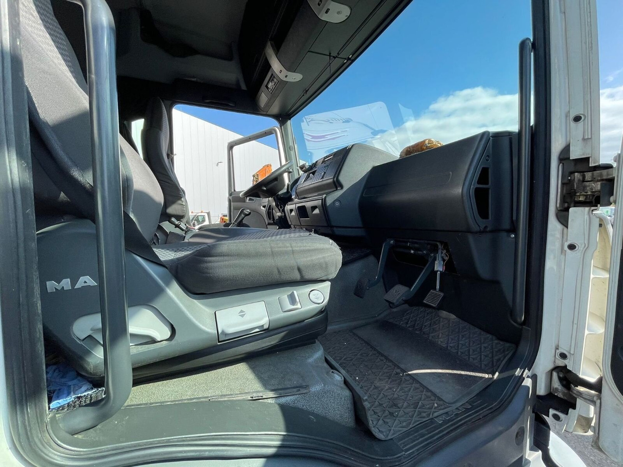 MAN TGM 18.330 4X2 LL TGM 18.330 4X2 LL, Fahrschulausstattung - 卡车:图5 MAN TGM 18.330 4X2 LL TGM 18.330 4X2 LL, Fahrschulausstattung - 卡车:图5