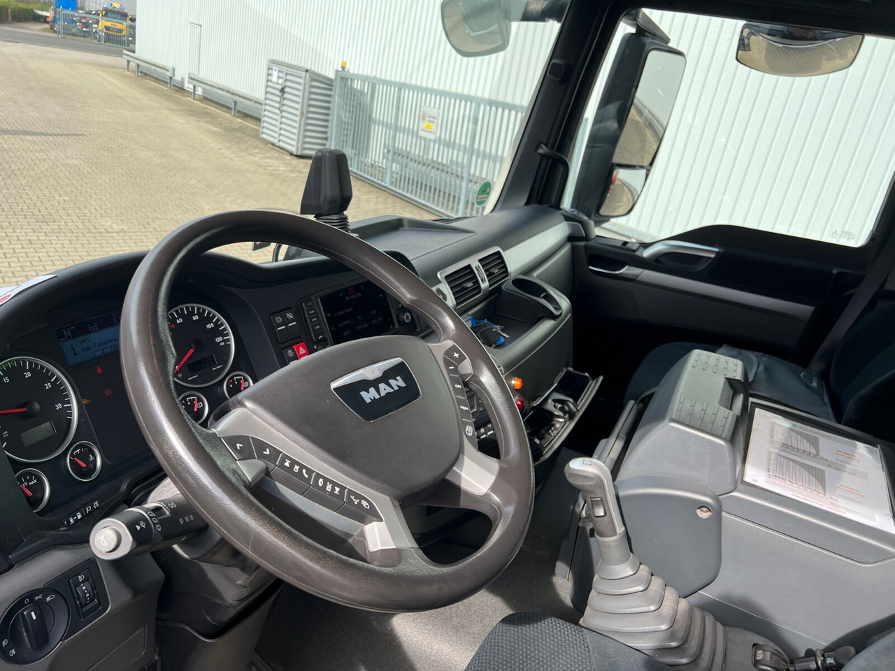 MAN TGS 26.360/400 6x2-4 BL TGS 26.360/400 6x2-4 BL, Lenk-/Lift, Kran Atlas AK 206.3E A5, Funk - 起重车, 栏板式/ 平板卡车:图3 MAN TGS 26.360/400 6x2-4 BL TGS 26.360/400 6x2-4 BL, Lenk-/Lift, Kran Atlas AK 206.3E A5, Funk - 起重车, 栏板式/ 平板卡车:图3