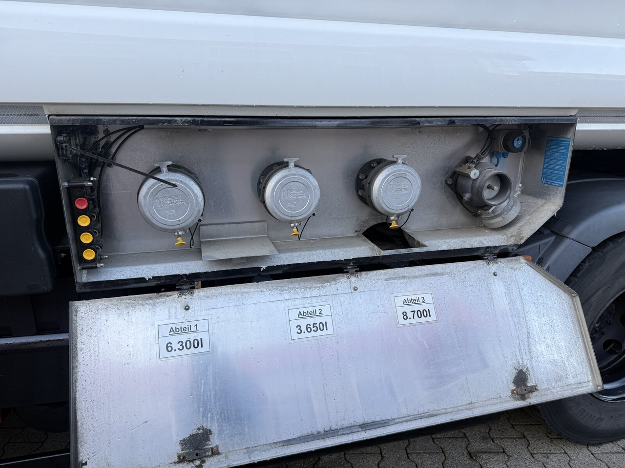 MAN TGS 26.440 6x2-4 BL TGS 26.440 6x2-4 BL, Lenk-/Liftachse, ADR, Esterer Tank ca. 20.340l, 3 Kammern - 罐车:图2 MAN TGS 26.440 6x2-4 BL TGS 26.440 6x2-4 BL, Lenk-/Liftachse, ADR, Esterer Tank ca. 20.340l, 3 Kammern - 罐车:图2