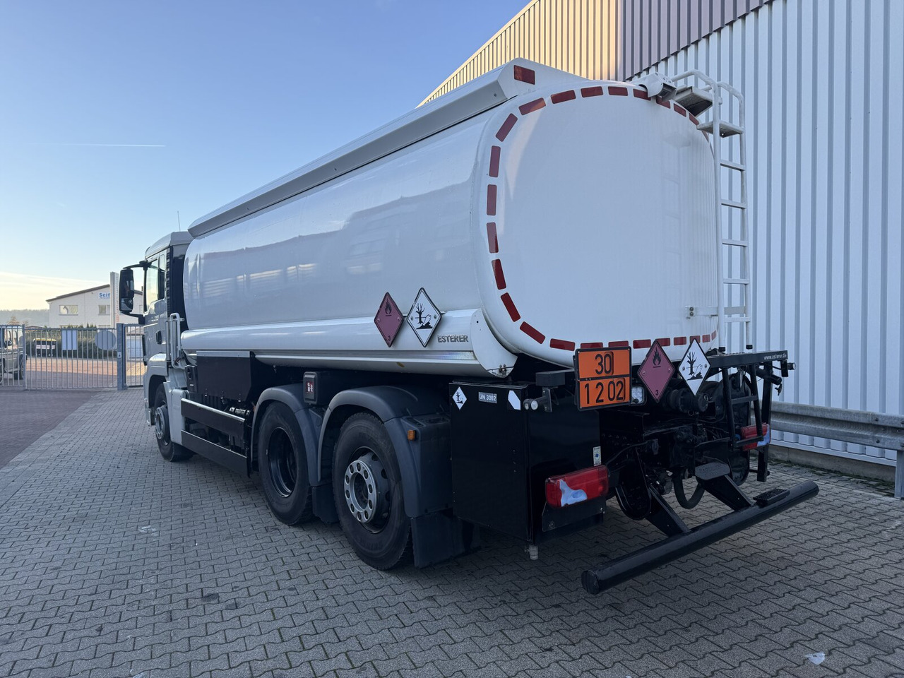 MAN TGS 26.440 6x2-4 BL TGS 26.440 6x2-4 BL, Lenk-/Liftachse, ADR, Esterer Tank ca. 20.340l, 3 Kammern 租赁 MAN TGS 26.440 6x2-4 BL TGS 26.440 6x2-4 BL, Lenk-/Liftachse, ADR, Esterer Tank ca. 20.340l, 3 Kammern：图10