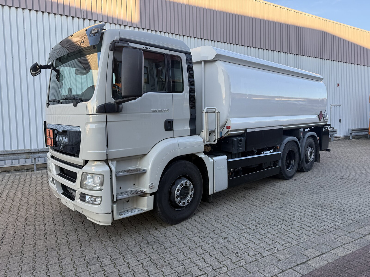 MAN TGS 26.440 6x2-4 BL TGS 26.440 6x2-4 BL, Lenk-/Liftachse, ADR, Esterer Tank ca. 20.340l, 3 Kammern - 罐车:图1 MAN TGS 26.440 6x2-4 BL TGS 26.440 6x2-4 BL, Lenk-/Liftachse, ADR, Esterer Tank ca. 20.340l, 3 Kammern - 罐车:图1