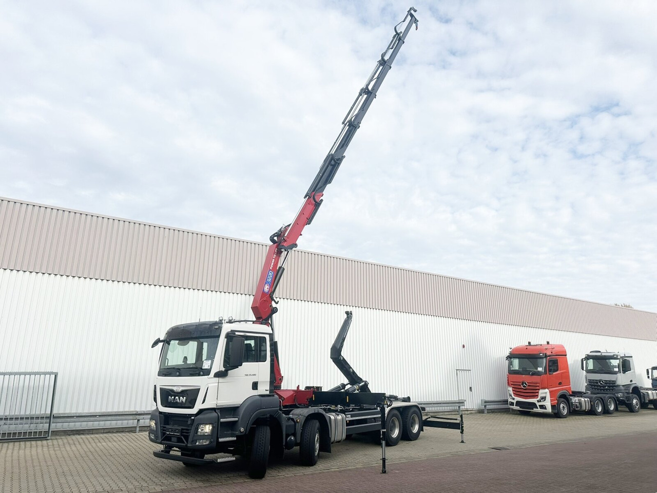 MAN TGS 35.480 8X4 BL TGS 35.480 8X4 BL, Intarder, Kran HMF 3220-K6, 4-fach Abstützung, Funk - 吊钩升降车, 起重车:图1 MAN TGS 35.480 8X4 BL TGS 35.480 8X4 BL, Intarder, Kran HMF 3220-K6, 4-fach Abstützung, Funk - 吊钩升降车, 起重车:图1