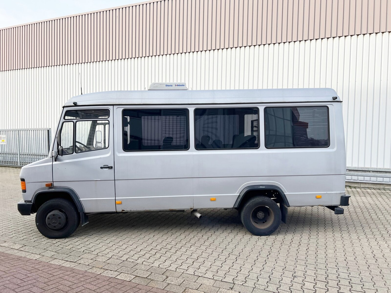 Mercedes-Benz 711 D-KA 4x2 711 D-KA 4x2, Standklima, 11-Sitze, 2 x on stock - 小型巴士, 小型客车:图2 Mercedes-Benz 711 D-KA 4x2 711 D-KA 4x2, Standklima, 11-Sitze, 2 x on stock - 小型巴士, 小型客车:图2