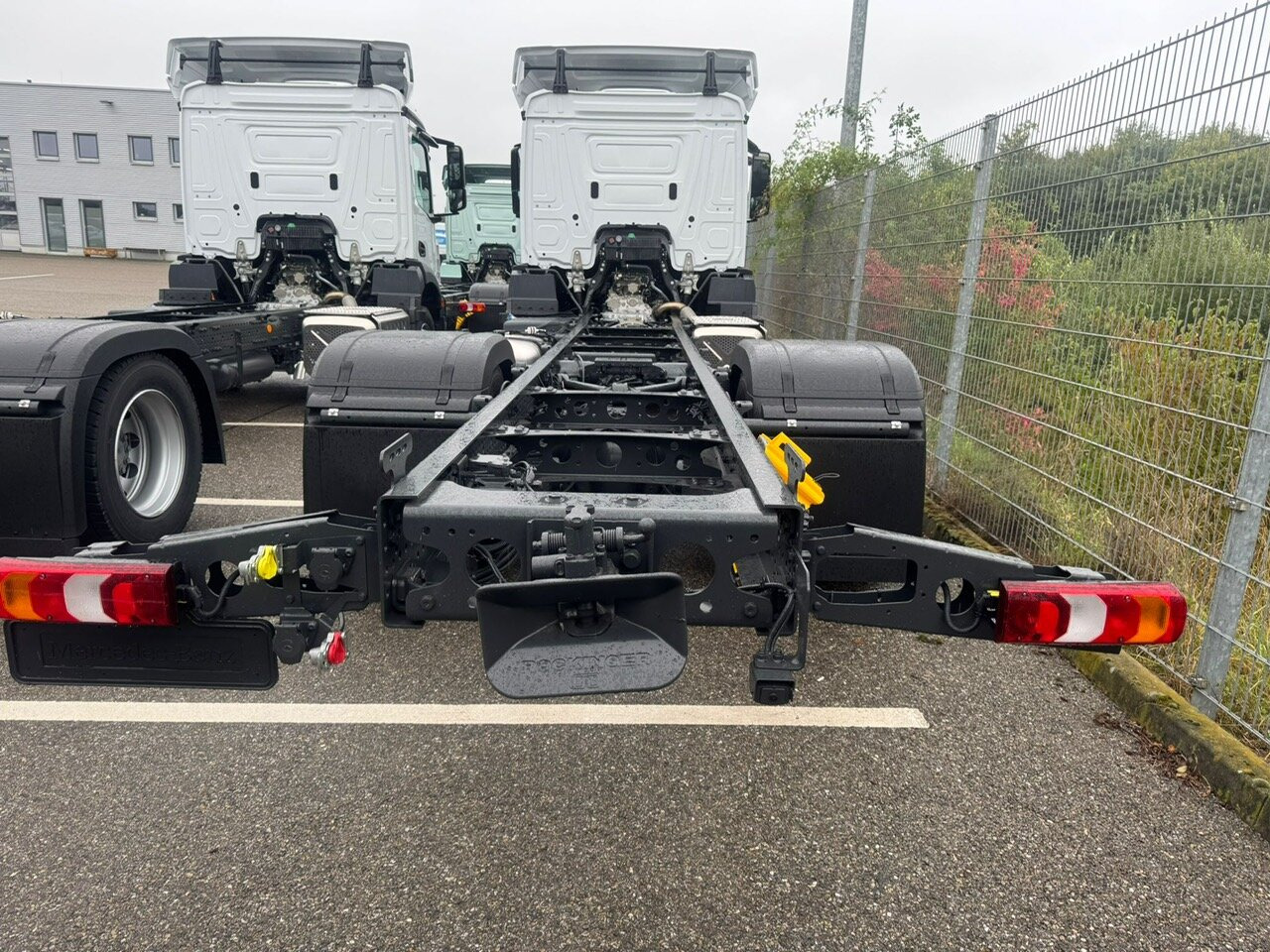 Mercedes-Benz Actros 1827/30 L 4x2 Actros 1827/30 L 4x2, Gardine, LBW - 栏板式/ 平板卡车:图2 Mercedes-Benz Actros 1827/30 L 4x2 Actros 1827/30 L 4x2, Gardine, LBW - 栏板式/ 平板卡车:图2