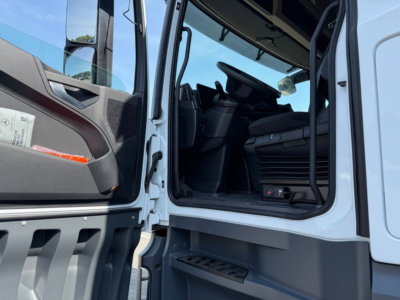 Mercedes-Benz Actros 1845 LSnRL 4x2 Actros 1845 LSnRL 4x2, Retarder, Volumer, MultimediaCockpit, Navi - 牵引车:图4 Mercedes-Benz Actros 1845 LSnRL 4x2 Actros 1845 LSnRL 4x2, Retarder, Volumer, MultimediaCockpit, Navi - 牵引车:图4