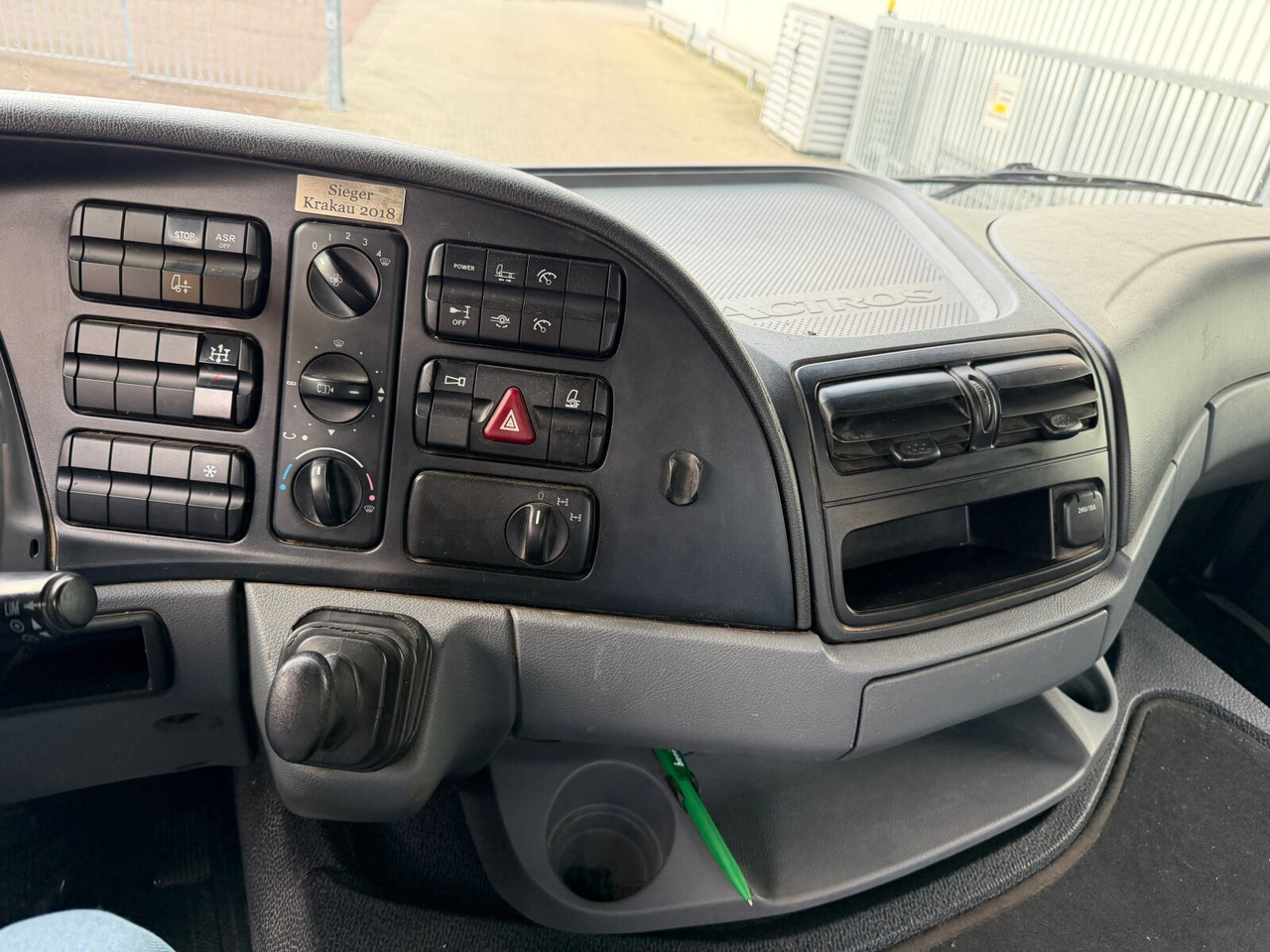 Mercedes-Benz Actros 2644 L 6x4 Actros 2644 L 6x4 - 吊钩升降车:图4 Mercedes-Benz Actros 2644 L 6x4 Actros 2644 L 6x4 - 吊钩升降车:图4