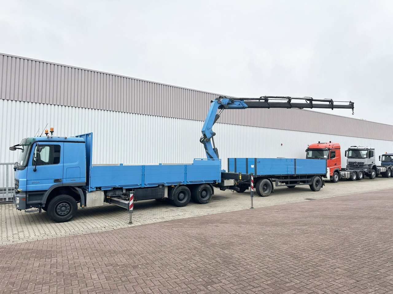 Mercedes-Benz Actros 2741 L 6x4 Actros 2741 L 6x4, Twist-Lock ausz. auf 3m, Heckkran Palfinger PK 42502-D, Funk - 栏板式/ 平板卡车, 起重车:图3 Mercedes-Benz Actros 2741 L 6x4 Actros 2741 L 6x4, Twist-Lock ausz. auf 3m, Heckkran Palfinger PK 42502-D, Funk - 栏板式/ 平板卡车, 起重车:图3