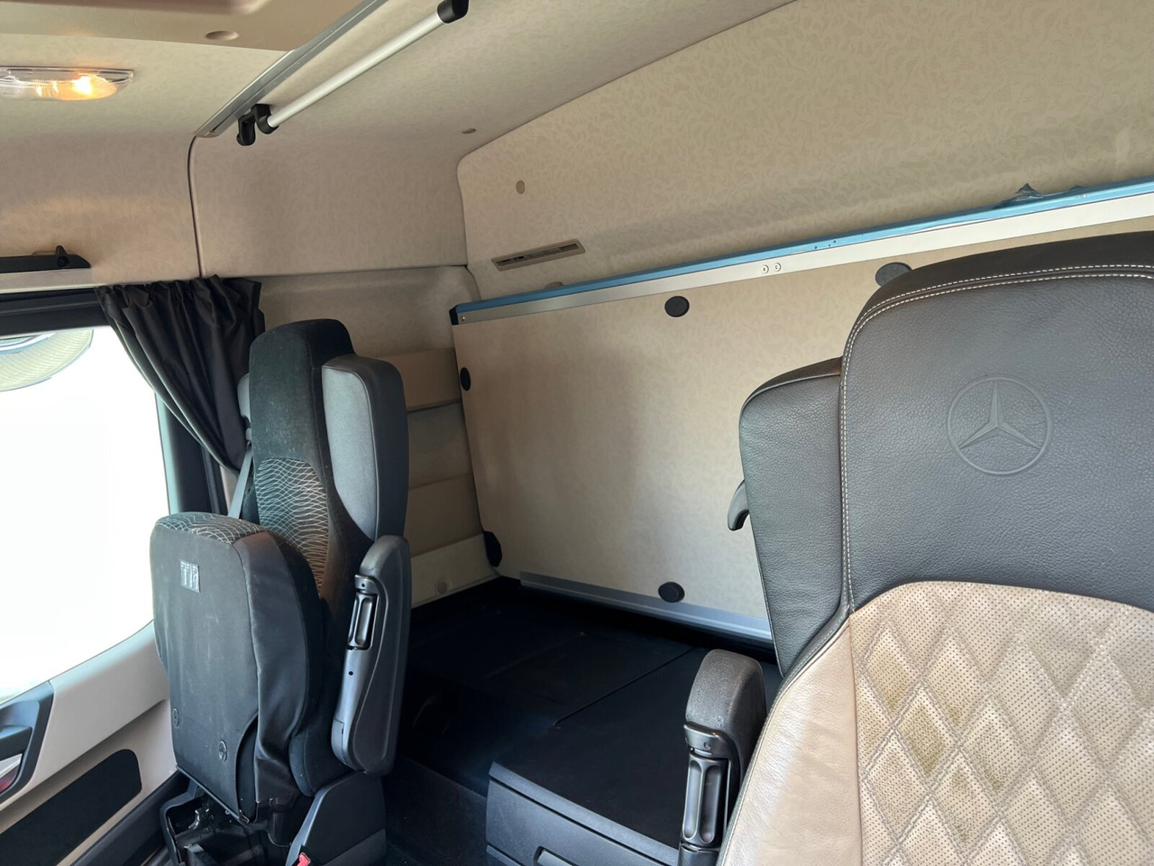 Mercedes-Benz Actros 3551 L 8x2/4 Actros 3551 L 8x2/4, Vorlauflenkachse, Doppelbereifte Nachlaufliftachse - 驾驶室底盘卡车:图5 Mercedes-Benz Actros 3551 L 8x2/4 Actros 3551 L 8x2/4, Vorlauflenkachse, Doppelbereifte Nachlaufliftachse - 驾驶室底盘卡车:图5