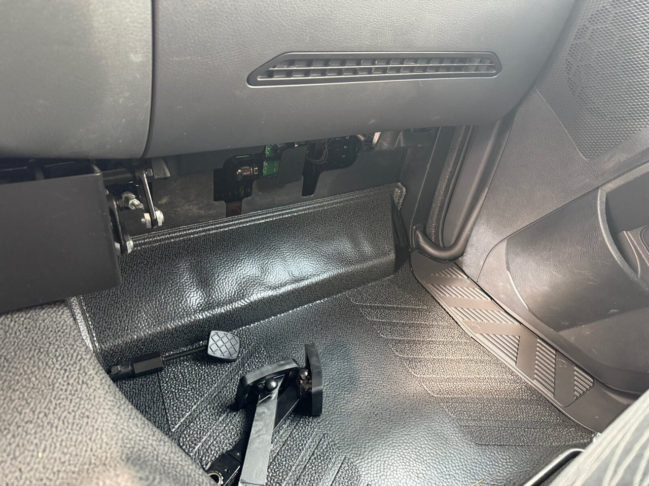 Mercedes-Benz Arocs 1827/30 A 4x4 Arocs 1827/30 A 4x4, Ex-! - 栏板式/ 平板卡车:图3 Mercedes-Benz Arocs 1827/30 A 4x4 Arocs 1827/30 A 4x4, Ex-! - 栏板式/ 平板卡车:图3