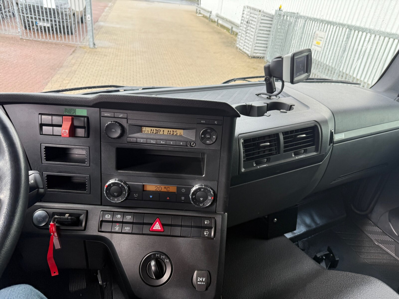 Mercedes-Benz Arocs 1827 A 4x4 Arocs 1827 A 4x4, Ex-! - 栏板式/ 平板卡车:图2 Mercedes-Benz Arocs 1827 A 4x4 Arocs 1827 A 4x4, Ex-! - 栏板式/ 平板卡车:图2