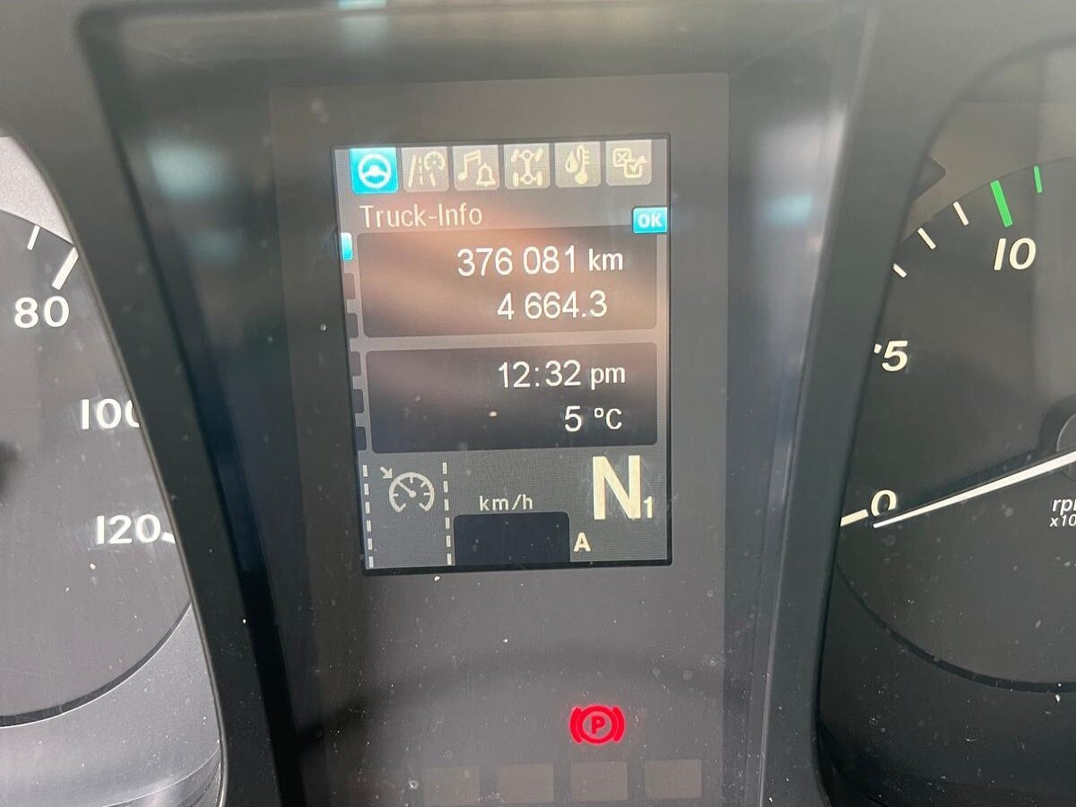 Mercedes-Benz Arocs 2651 L 6x4 Arocs 2651 L 6x4, Retarder, StreamSpace, Heckkran Epsilon M120L - 木材运输车, 起重车:图4 Mercedes-Benz Arocs 2651 L 6x4 Arocs 2651 L 6x4, Retarder, StreamSpace, Heckkran Epsilon M120L - 木材运输车, 起重车:图4
