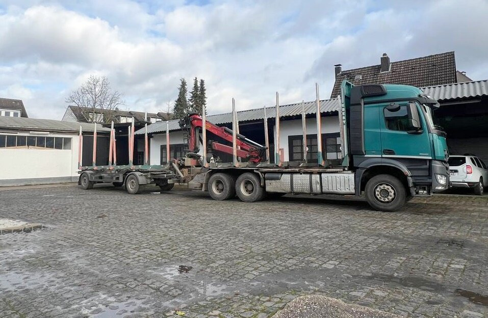 Mercedes-Benz Arocs 2651 L 6x4 Arocs 2651 L 6x4, Retarder, StreamSpace, Heckkran Epsilon M120L - 木材运输车, 起重车:图1 Mercedes-Benz Arocs 2651 L 6x4 Arocs 2651 L 6x4, Retarder, StreamSpace, Heckkran Epsilon M120L - 木材运输车, 起重车:图1